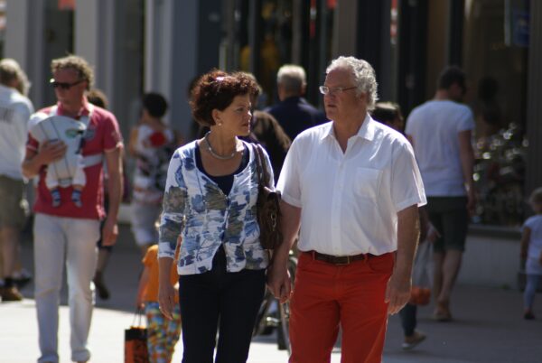 Twee babyboomers wandelen door de Kerktstraat, Den Bosch.