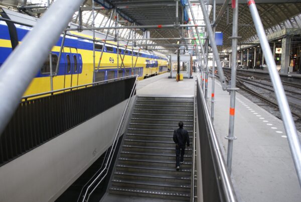 Man loopt trap Centraal Station op.