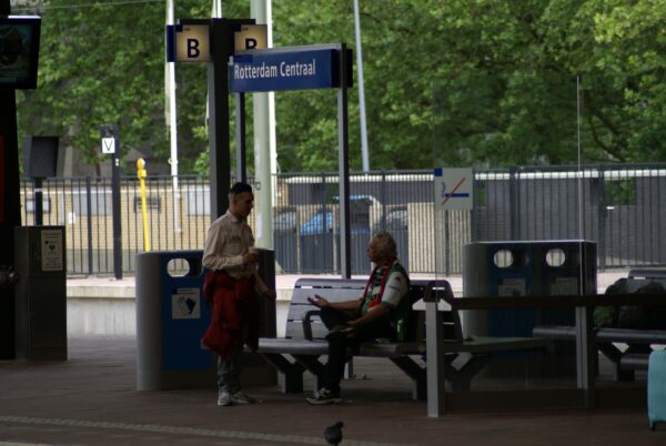 Man en jongen praten op Centraal Station.