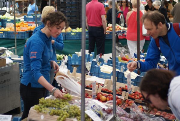 Man koopt groenten op de markt in Den Bosch.