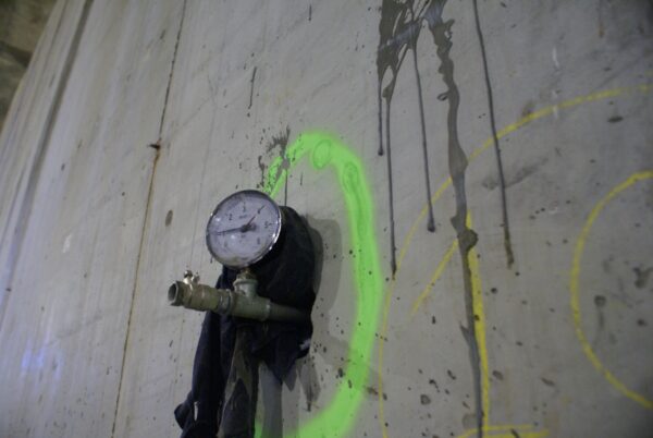 Manometer in wand Noord-Zuidlijn.