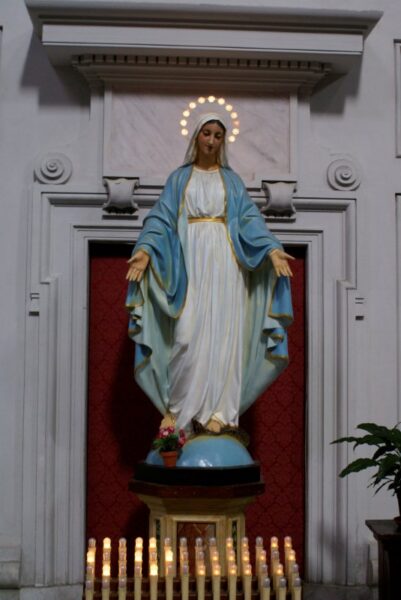 Kitscherig Maria-beeld met LED-aureool.