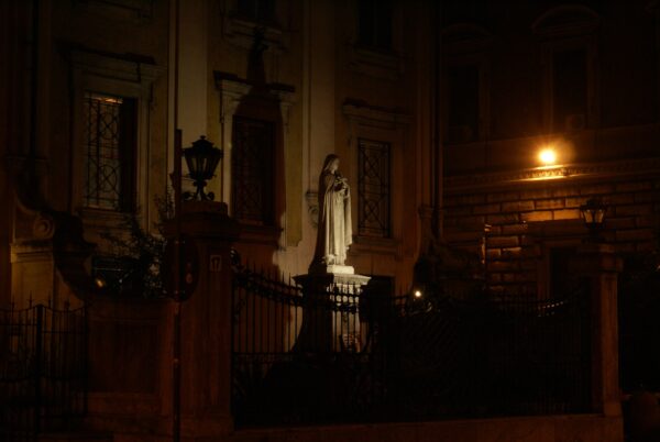 Maria beeld bij hotel, hoekje.