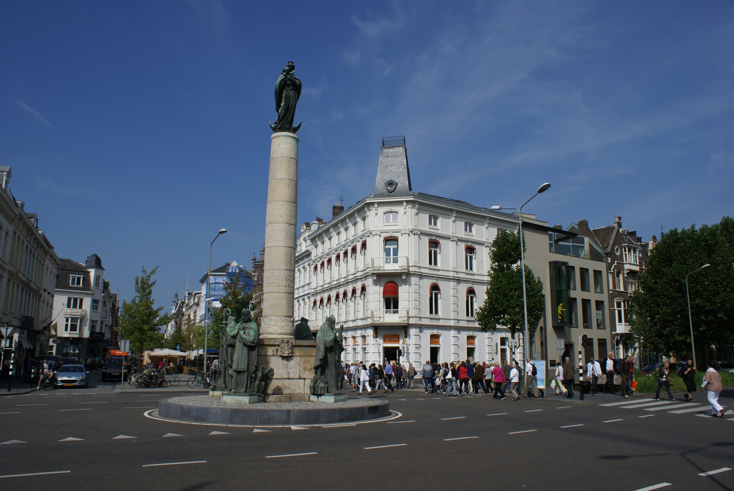 Mariamonument in Maastricht, kruising Stationsstraat en Wilhelminasingel.