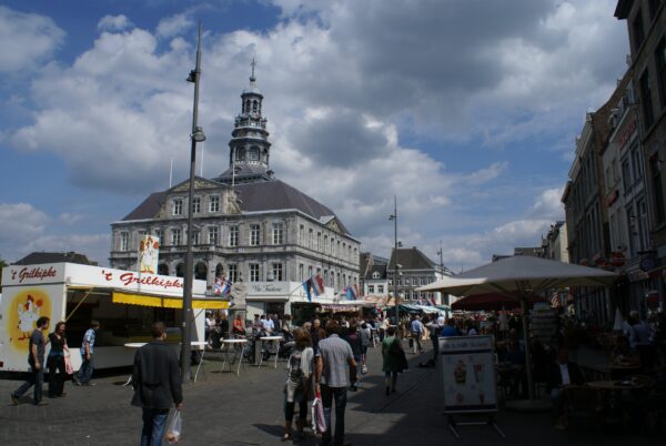 Markt Maastricht met Stadhuis op de achtergrond.