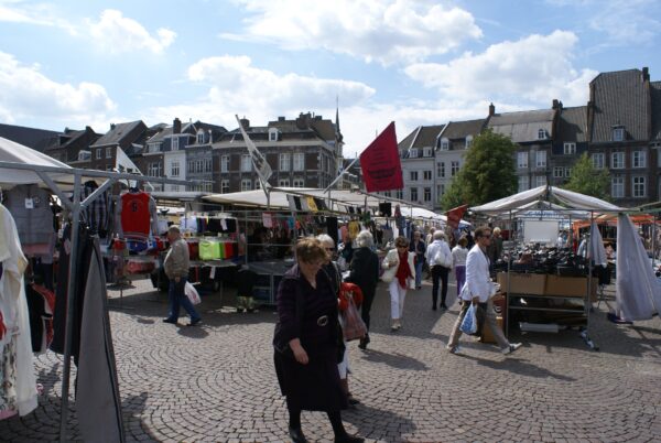Weekmarkt Maastricht: kraampjes en mensen.
