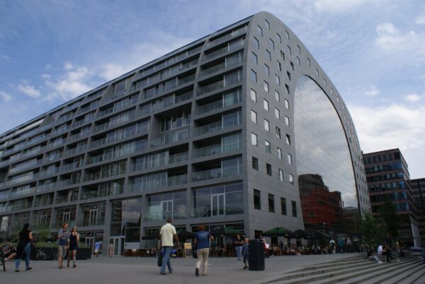 Rotterdamse Markthal met woningen aan de zijkant.