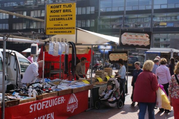 Bril op een tafel, humoristisch.