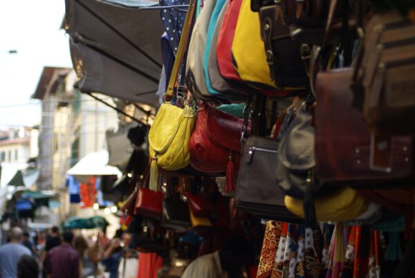 Tassen op een marktkraam in Florence.