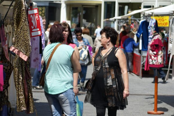 Marktkraampje met tijgerprint en publiek.