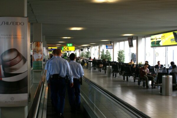 Marrechausse op Schiphol