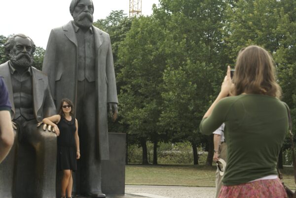 Toeristen bij standbeelden Marx en Engels.