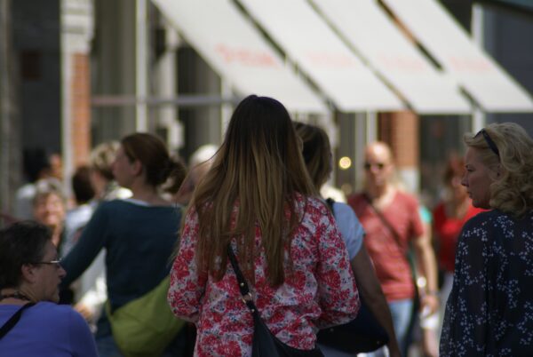 Meisje en moeder wandelen door Den Bosch.