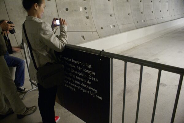 Meisje fotografeert tunnel bij Beurs van Berlage.