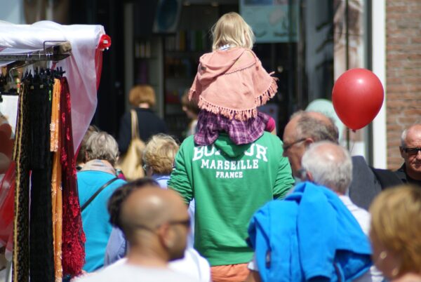 Meisje op schouders vader met rode ballon, Den Bosch.