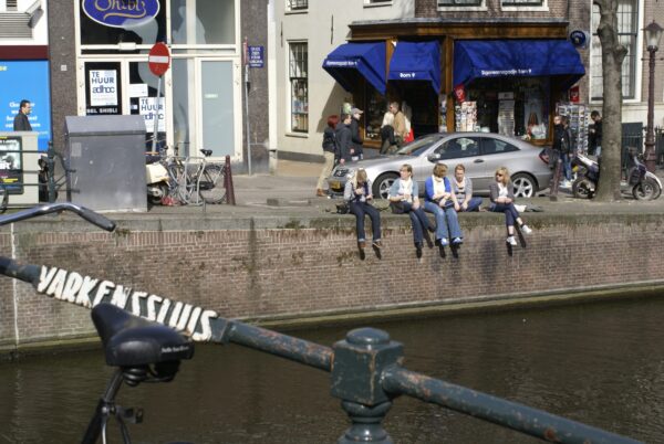 Meisjes op kade Oudezijds Voorburgwal, Amsterdam.