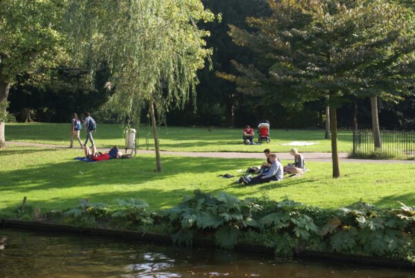 Mensen bij Van der Werfpark, locatie kruitschipexplosie 1807.