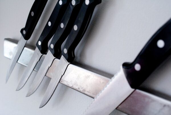 Messenmagneet met brood- en steakmessen.