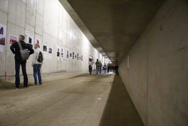 Metroperron van onderaf gezien.