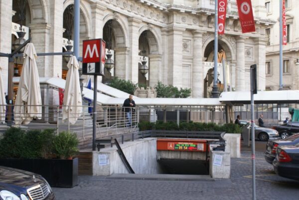 Metro-ingang Piazza della Repubblica.
