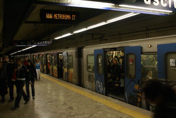Metro in Rome: druk en minder indrukwekkende vondsten dan Amsterdam.
