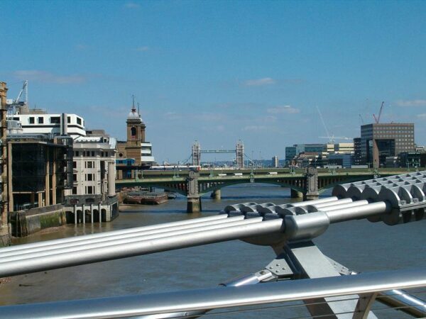 Millenniumbrug met Theems en Tower Bridge.