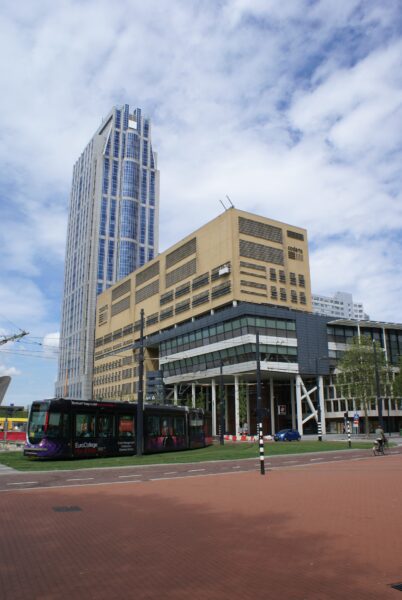 Millenniumtoren met Manhattan Hotel en Codarts.