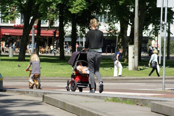 Moeder, kind en fietsje in Amsterdamse grachten.