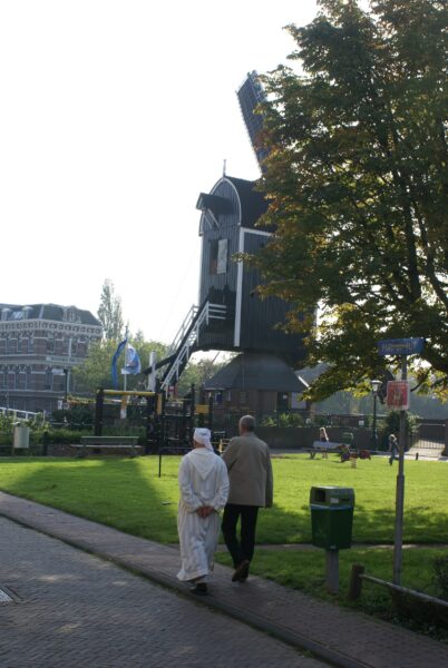 Man in Arabische kleding bij Molen de Put.