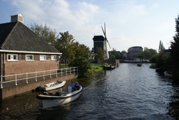 Molen De Put op de Morssingel, Leiden. Bootjes op het water.