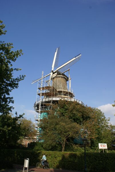 Molende Valk in Leiden, in steigers gezien vanaf Lammersmarkt.
