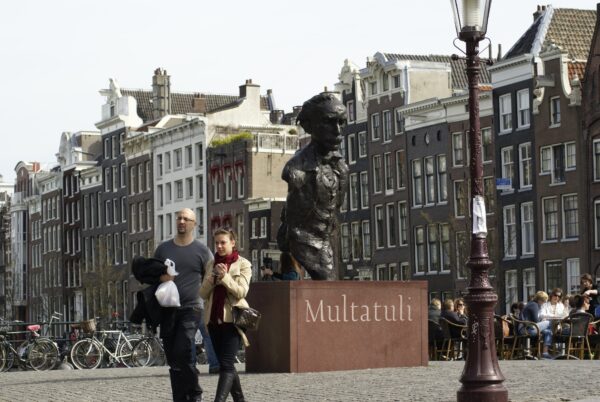 Multatuli op de Torensluis, Amsterdam.