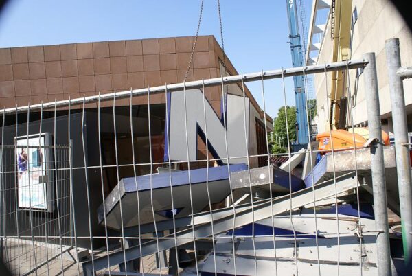 V&D gevelbelettering in Amstelveen wordt verwijderd.