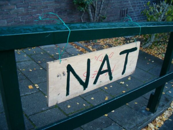 Nat schilderwerk, mogelijk recent beschilderd of door regen nat.