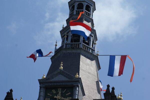 Nederlandse vlag en wimpel op Sint Janskathedraal, Den Bosch (Koningsdag).