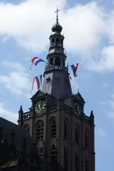 Nederlandse vlag op Sint Janskathedraal, ter ere van Koningin M&aacute;xima.