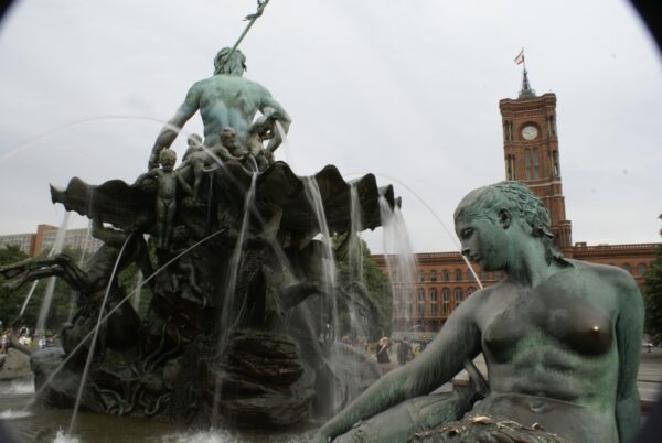 Neptunbrunnen op Alexanderplatz, Berlijn.