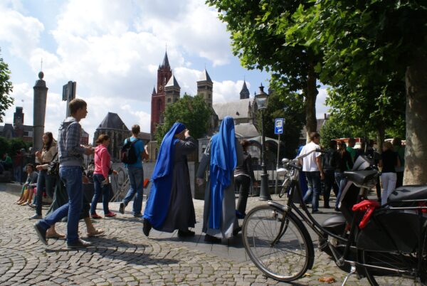 Nonnetjes op Vrijthof, Maastricht.