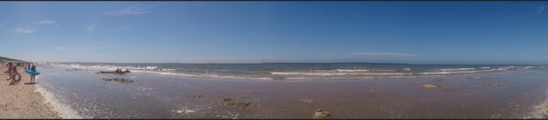 Strandlandschap Noordwijkerhout: duinen en zee.