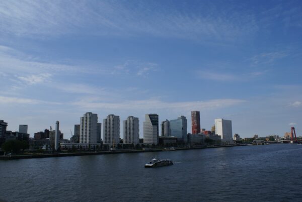Nieuwe Maas, Rotterdam: gebouwen Boompjeskade.