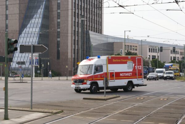 Ambulance op straat.