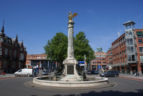 NS station 's-Hertogenbosch, stationsplein.