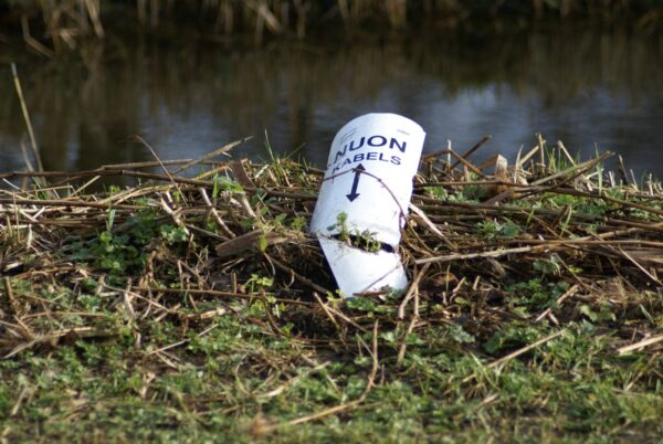 Nuon-kabels onder paaltje.