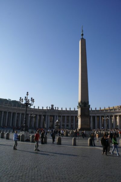Obelisk op het Sint-Pieterplein.