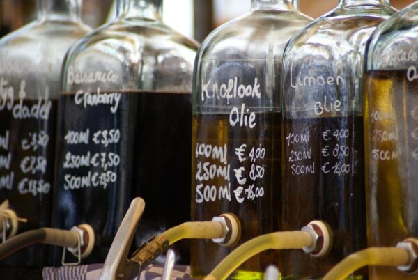 Olijfolie en balsamico op markt in Den Bosch.