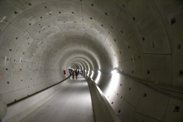 Ondergrondse tunnel Noord-Zuidlijn, uitzicht richting Centraal Station.