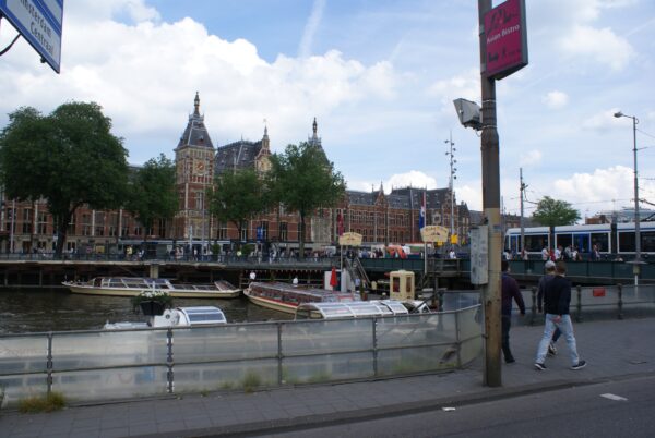 Bootjes op de rivier, trams en toeristen.