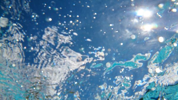 Zonsondergang boven water, blauwe lucht.