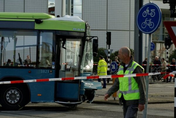 Tram en bus botsen in Amstelveen.