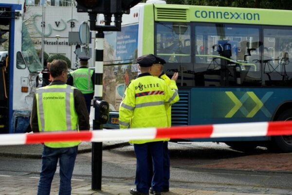 Tram en bus botsen in Amstelveen.